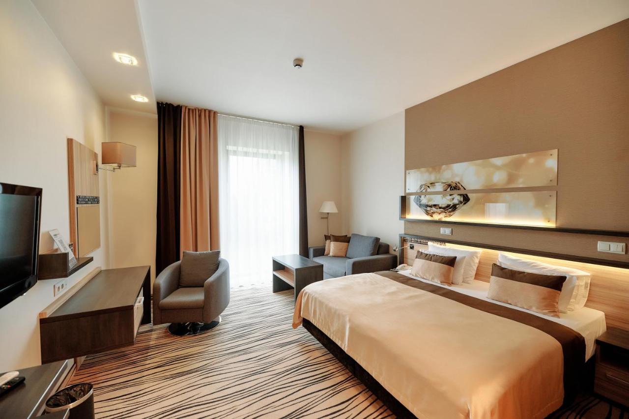 Blue Diamond Hotel Active Spa Trzebownisko المظهر الخارجي الصورة